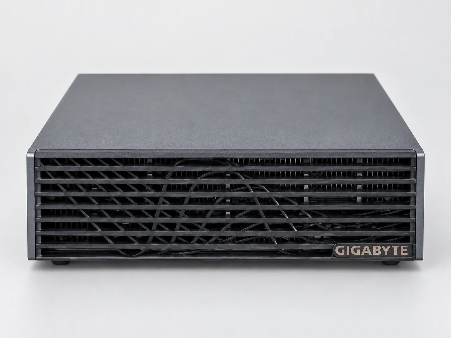 Frontansicht des AI TOP ATOM: über die gesamte Breite reichendes Gitter mit horizontalen Lamellen, GIGABYTE-Logo unten rechts.